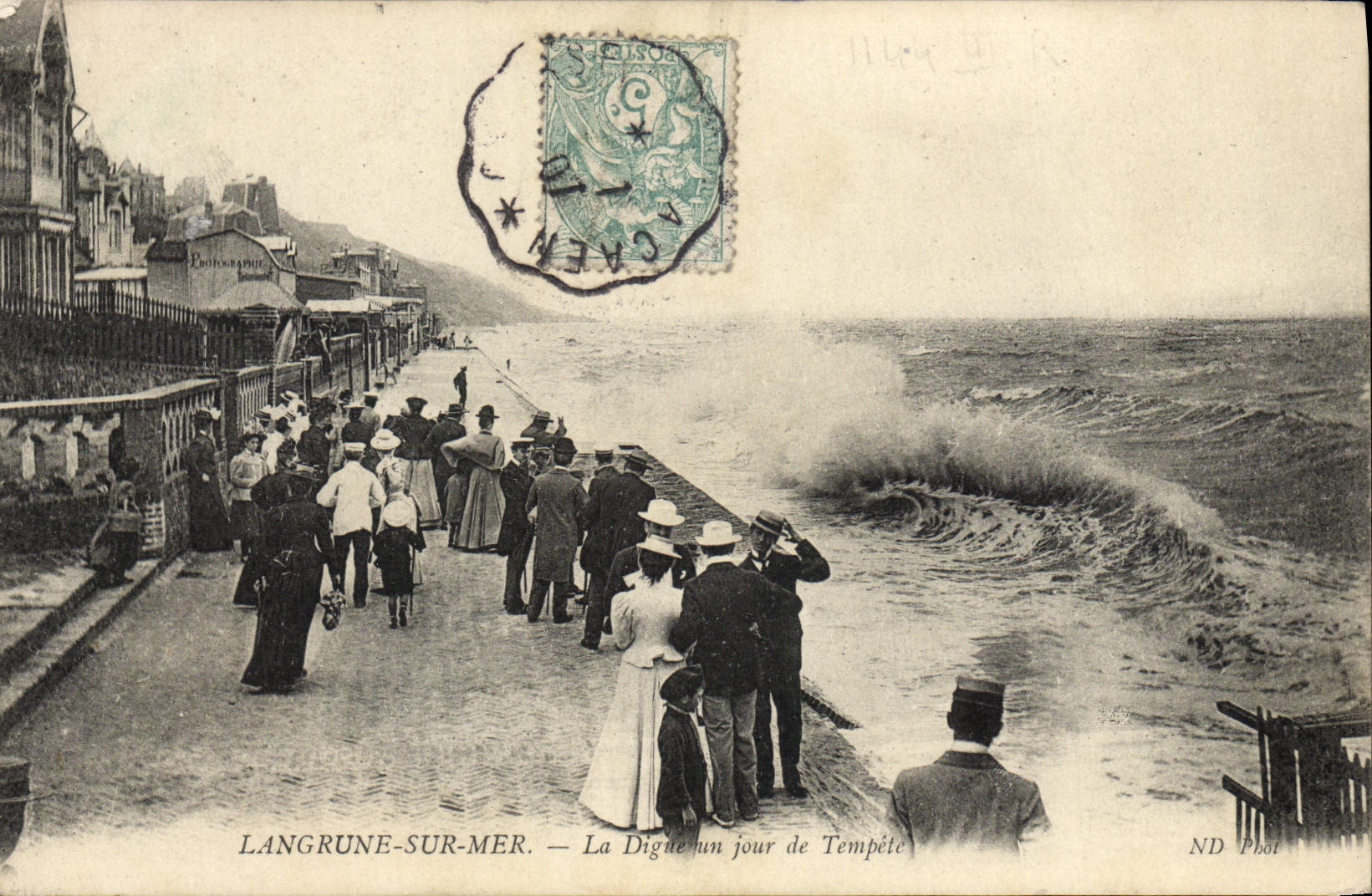Langrune-sur-Mer — La Digue un jour de Tempête — ND Phot