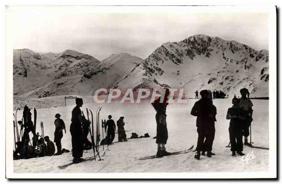 CPM Luchon Superbagneres Luchon Sports d'hiver Ski Skieurs au repos devant le Cecire 
