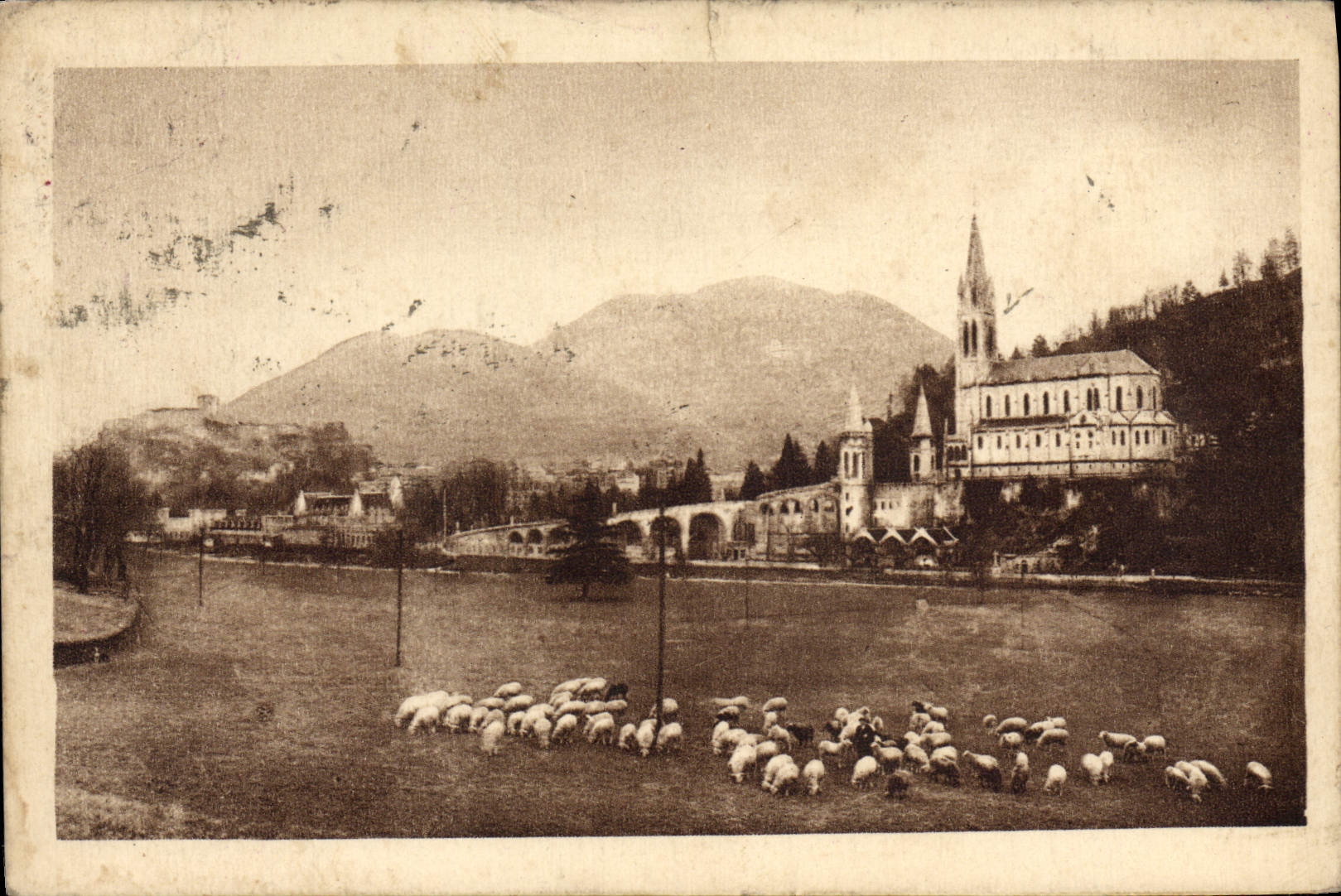 CPA Lourdes Basilique et le Pic Du Jer