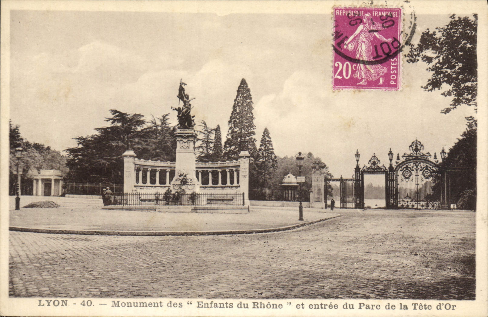 LYON - 40. — Monument des "Enfants du Rhône" et entrée du Parc de la Tête d'Or