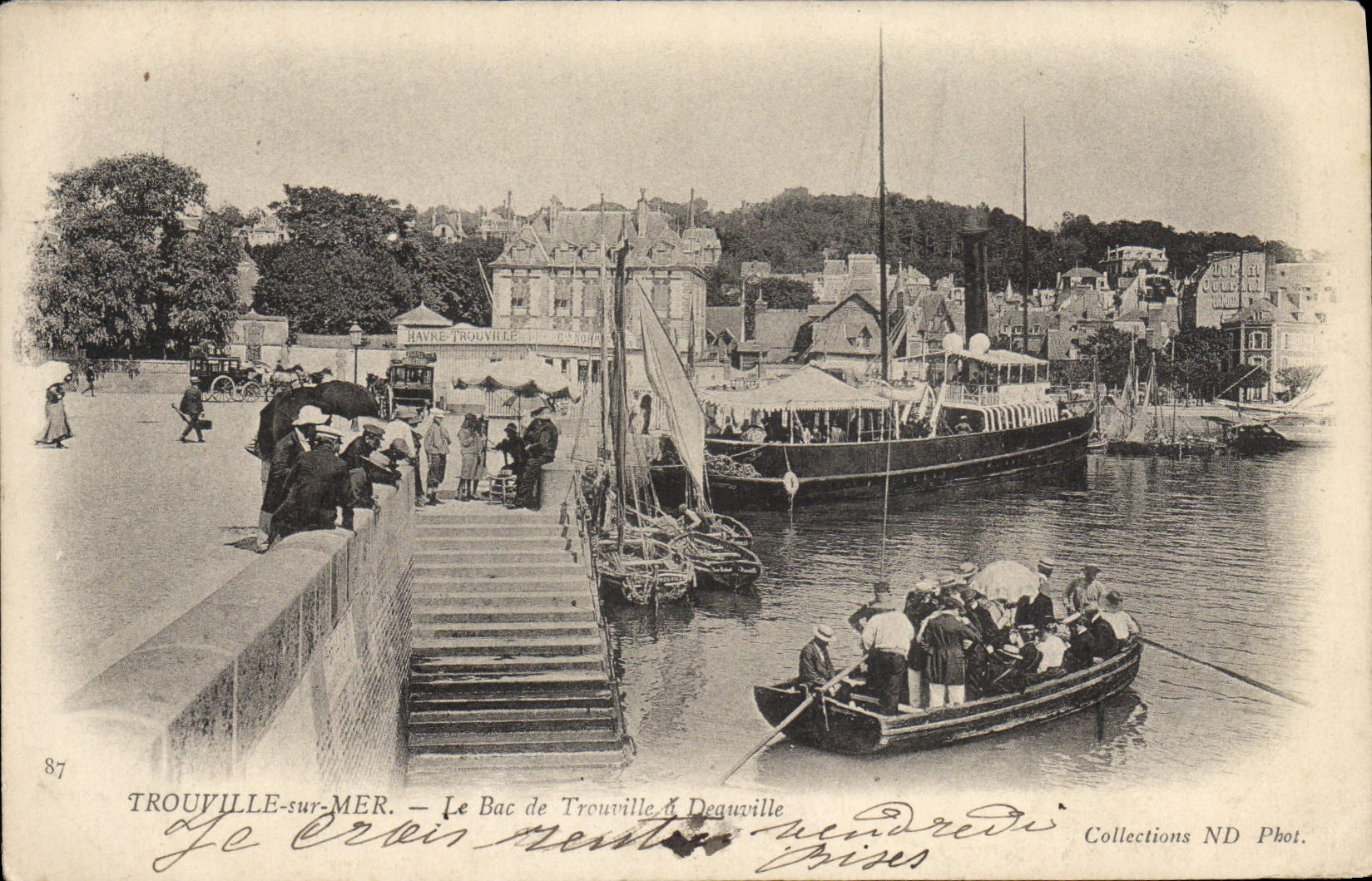 CPA Trouville Sur Mer Le Bac de Trouville a Deauville Bateau 