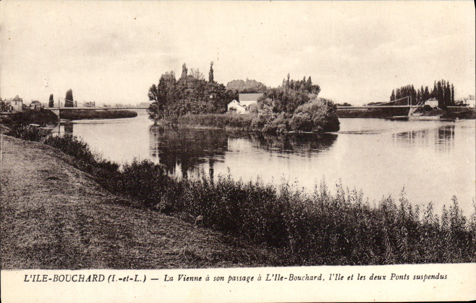 CPA L'Ile Bouchard La Vienne a Son Passage a l'Ile Bouchard L'ile et les deux ponts suspendus