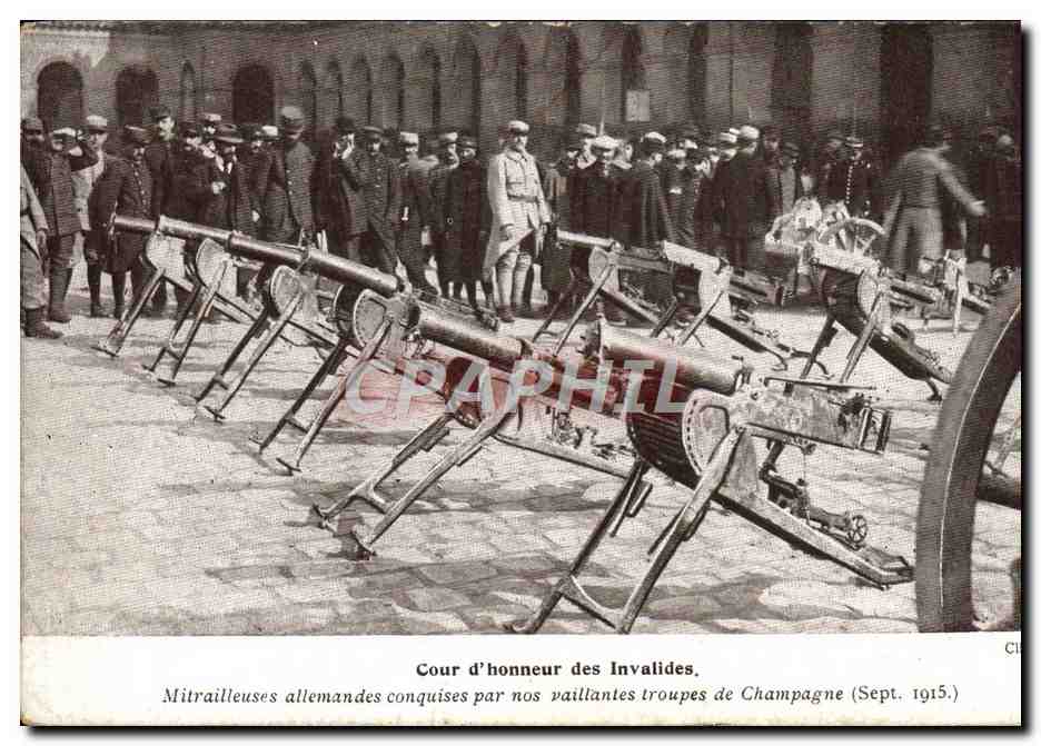 CPA Cour d'Honneur des Invalides Mitrailleuses allemandes conquises par nos vaillantes troupes de Champagne Militaria 