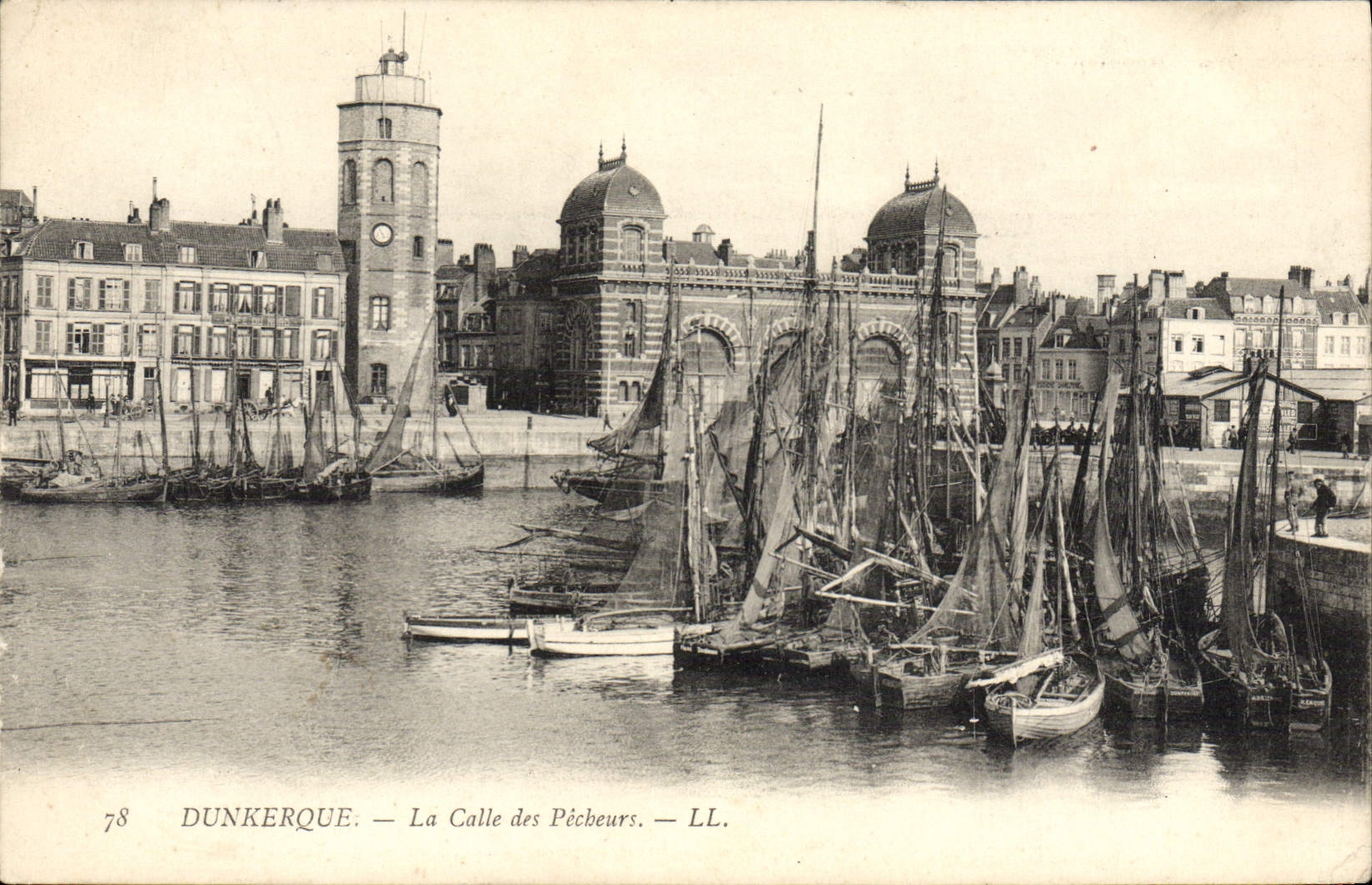 CPA Dunkerque La Calle des Pecheurs Bateaux