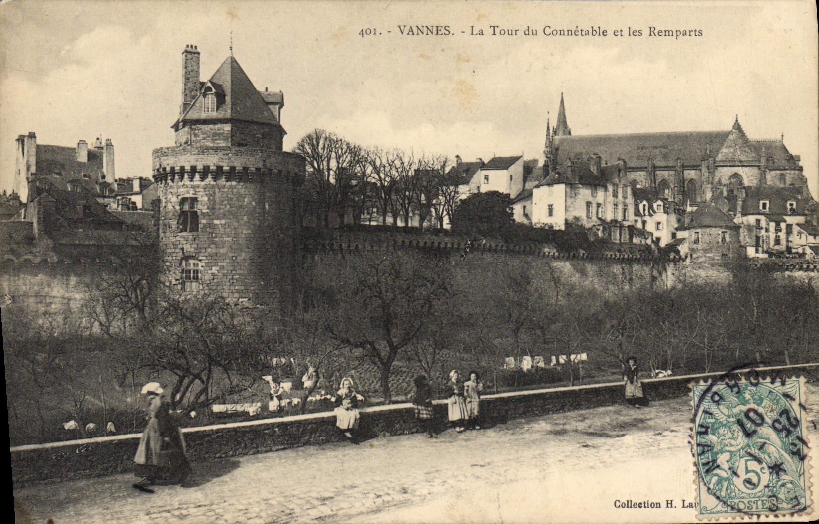 CPA Vannes La Tour du Connetable et les Remparts Enfants Folklore