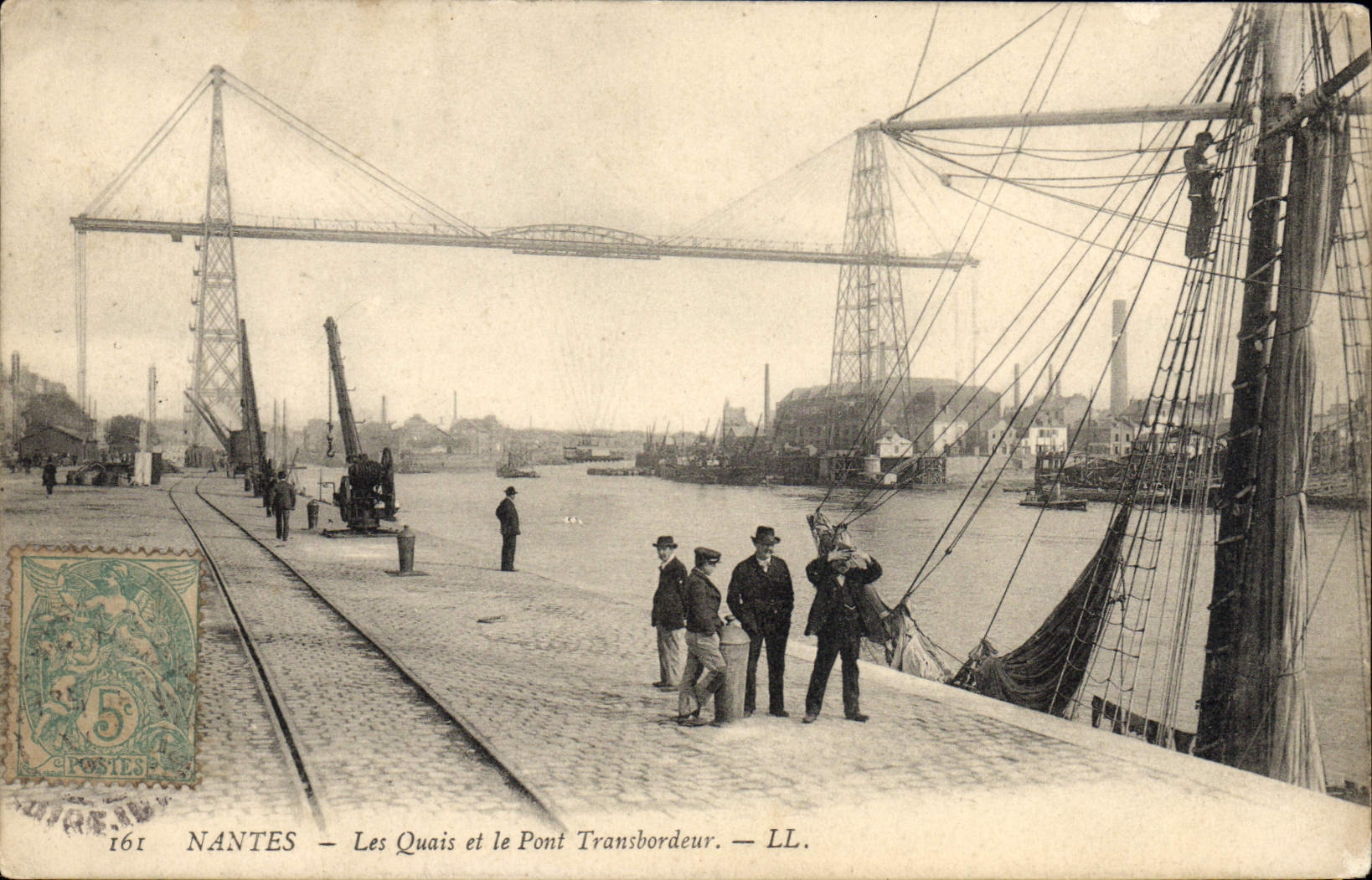 CPA Nantes Les Quais et le Pont Transbordeur Bateaux