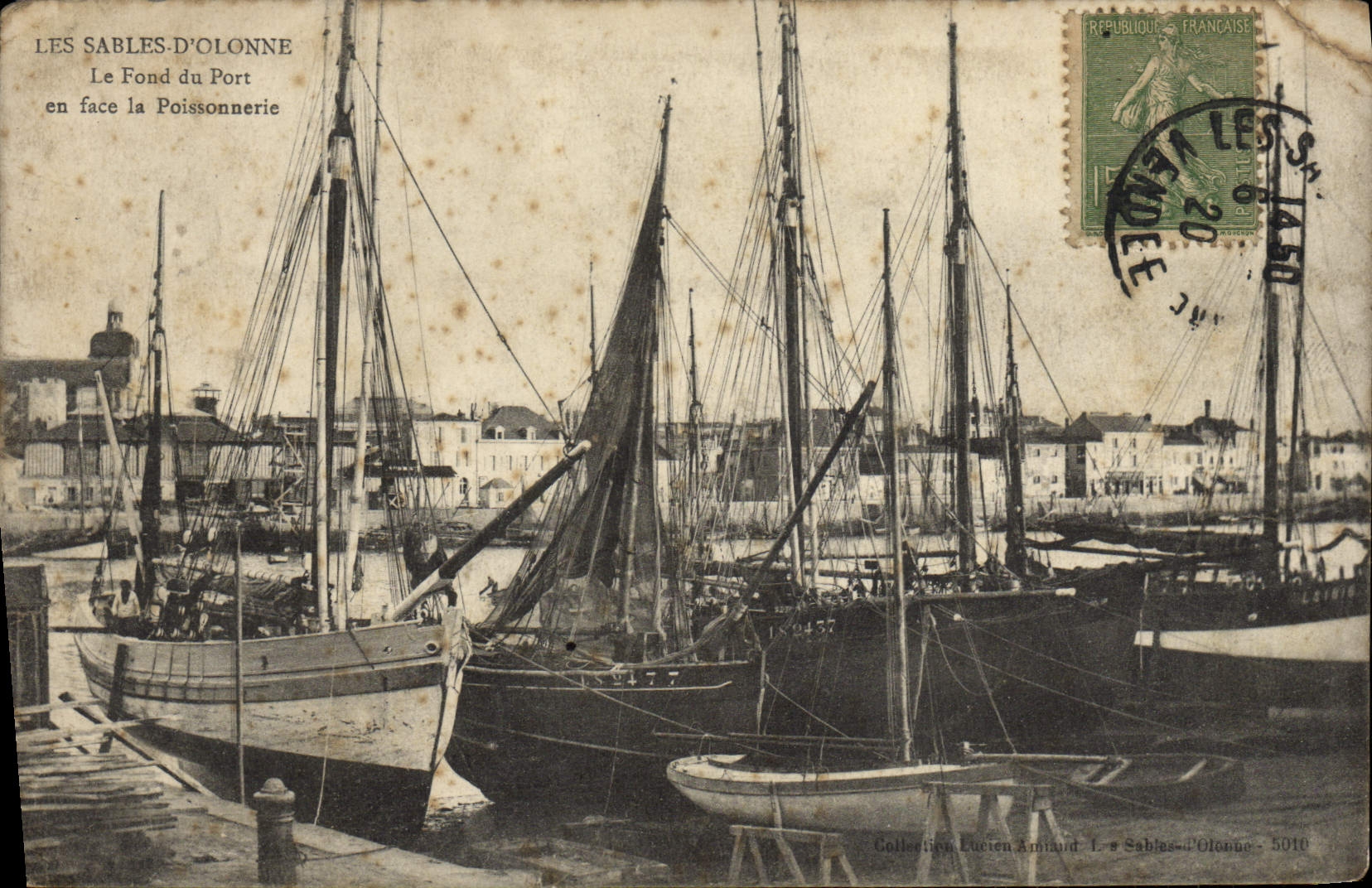 CPA Les Sables D'olonne Le Fond Du Port en face de la poissonnerie Bateaux