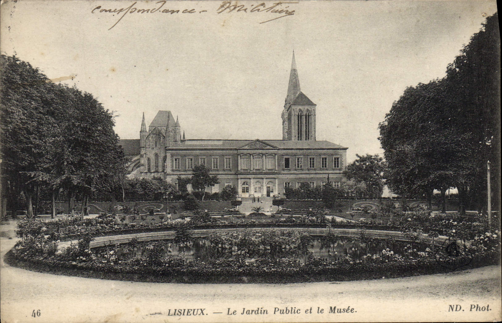 LISIEUX — Le Jardin Public et le Musée — ND. Phot.