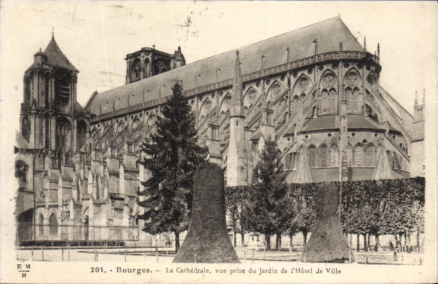 Bourges — La Cathédrale, vue prise du Jardin de l'Hôtel de Ville — E.M.B. n°201