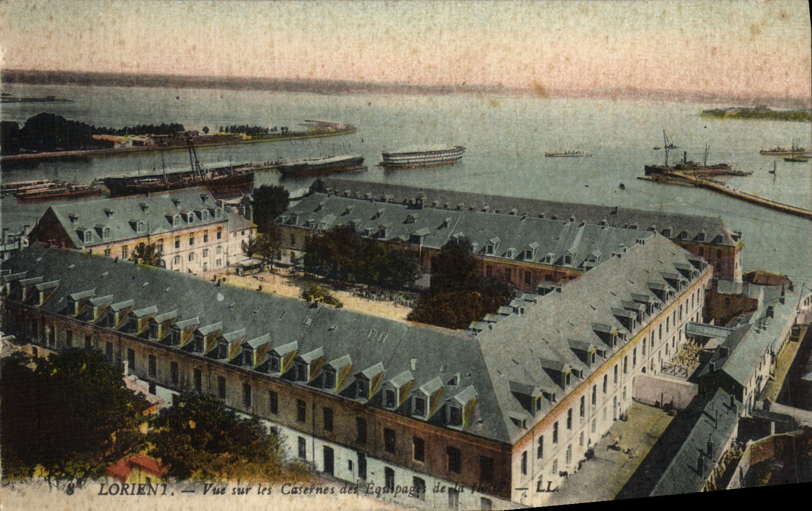 Lorient — Vue sur les Casernes des Équipages de la Marine — LL