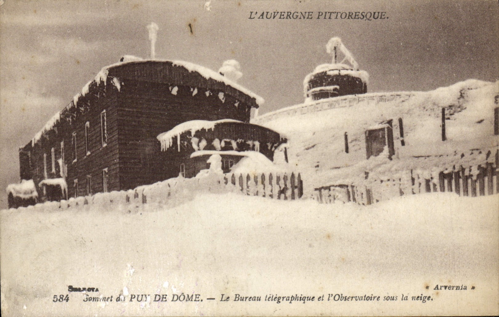 CPA Sommet du Puy de Dome Le bureau telegraphique et l'observatoire sous la neige