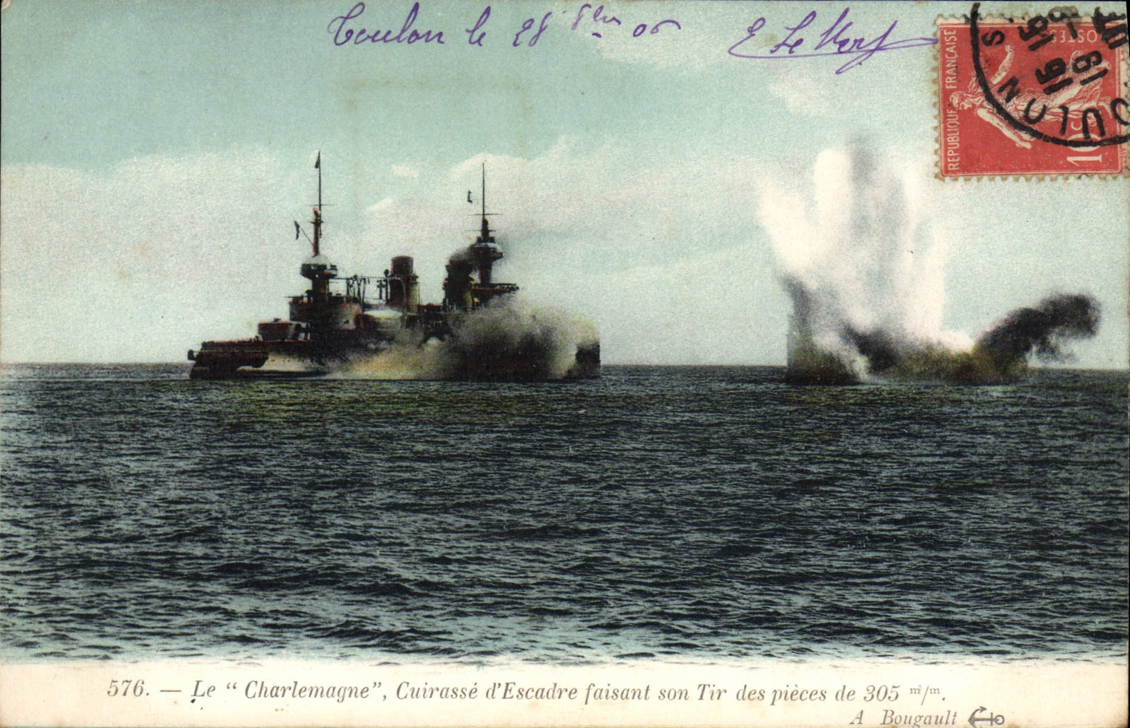 CPA Le Charlemagne Cuirasse d'Escadre faisant son tir des pieces de 305 mm Bateau Guerre