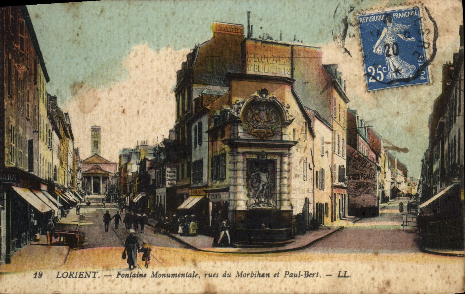 CPA Lorient Fontaine Monumentale Rues du Morbihan et Paul Bert