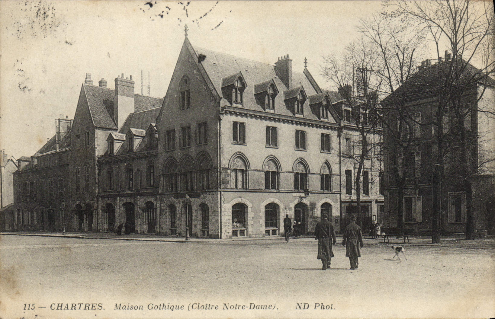 CPA Chartres Maison Gothique Cloitre Notre Dame