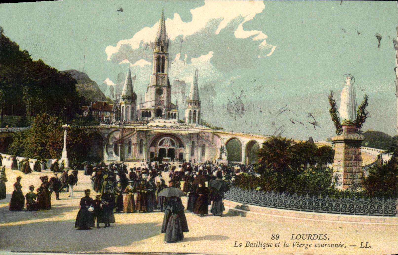CPA Lourdes La Basilique et la Vierge Couronnee