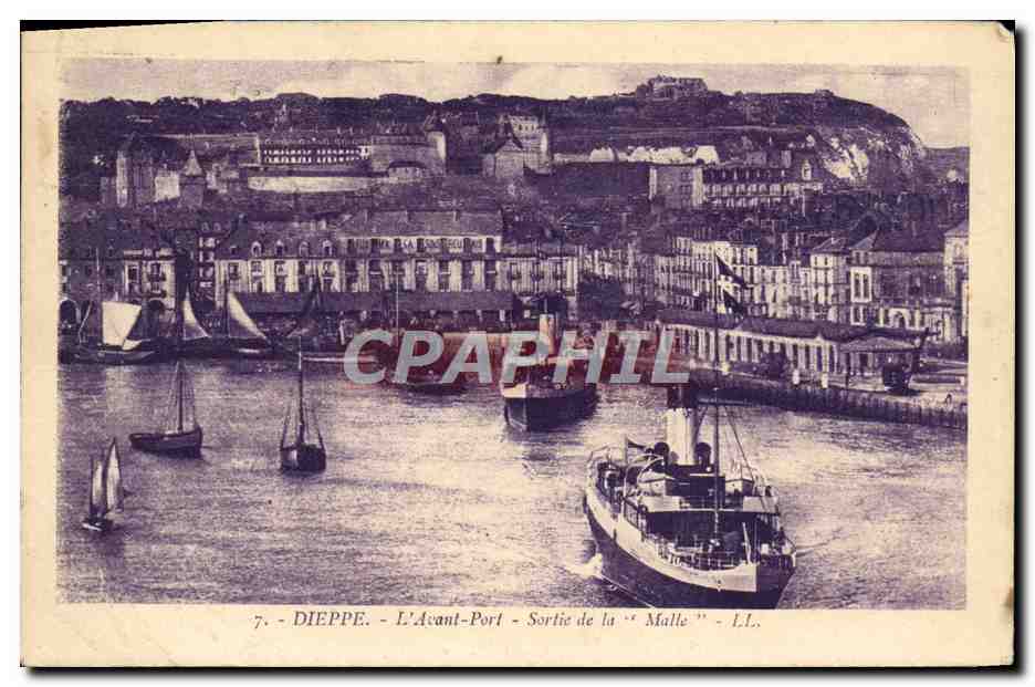 CPA Dieppe L'Avant Port sortie de la Malle Bateau