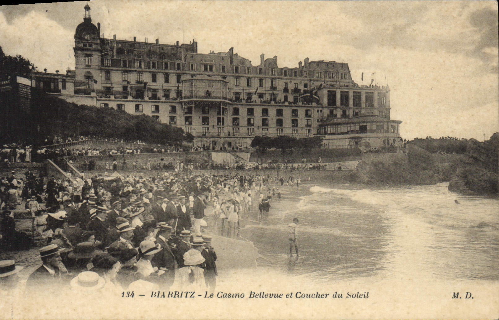 CPA Biarritz Le Casino Belleuve et Coucher du Soleil