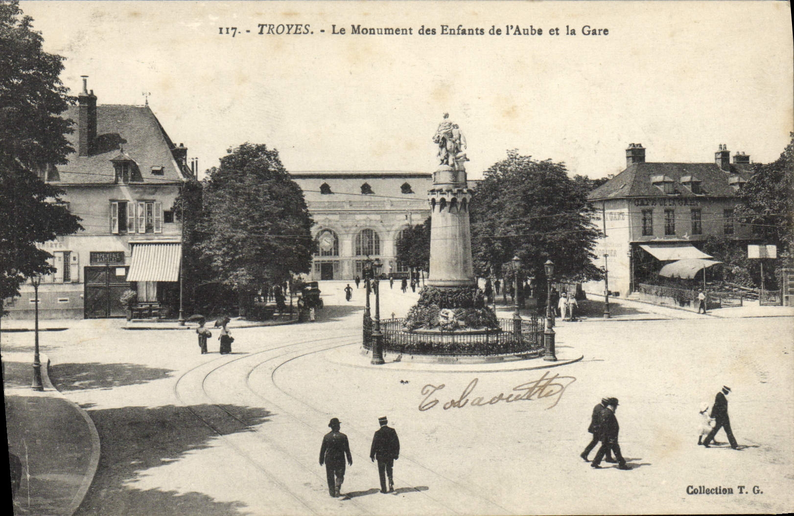Troyes - Le Monument des Enfants de l'Aube et la Gare