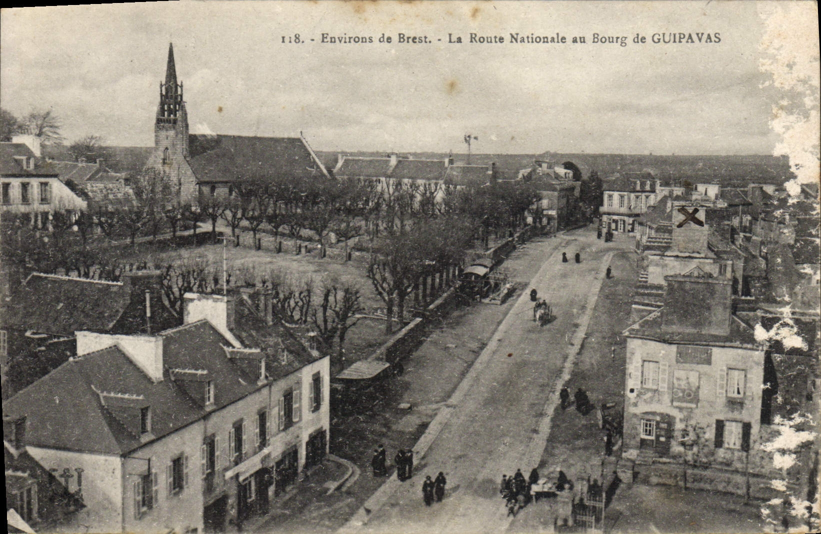 CPA Environs de Brest La route nationale au bourg de Guipavas