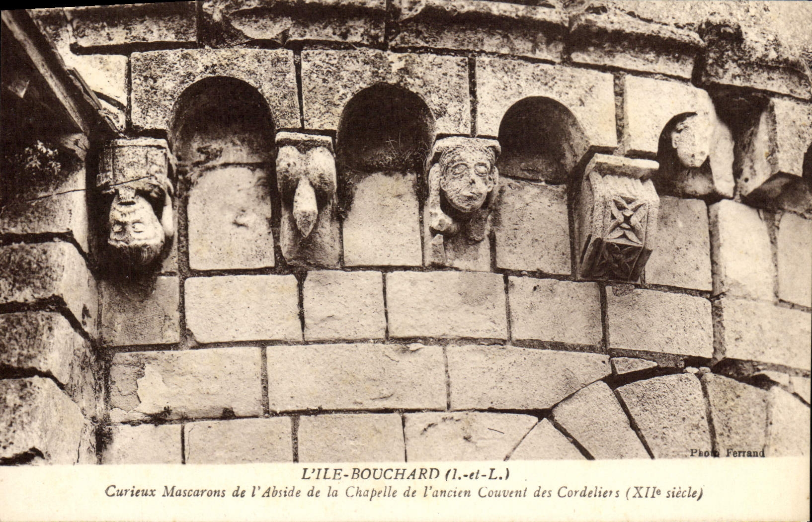 L'ÎLE-BOUCHARD (L.-et-L.) — merkwürdige Masken auf der Apsis der Kapelle des ehemaligen Ordens der Cordeliers (12. Jahrhundert) — Photo Ferrand