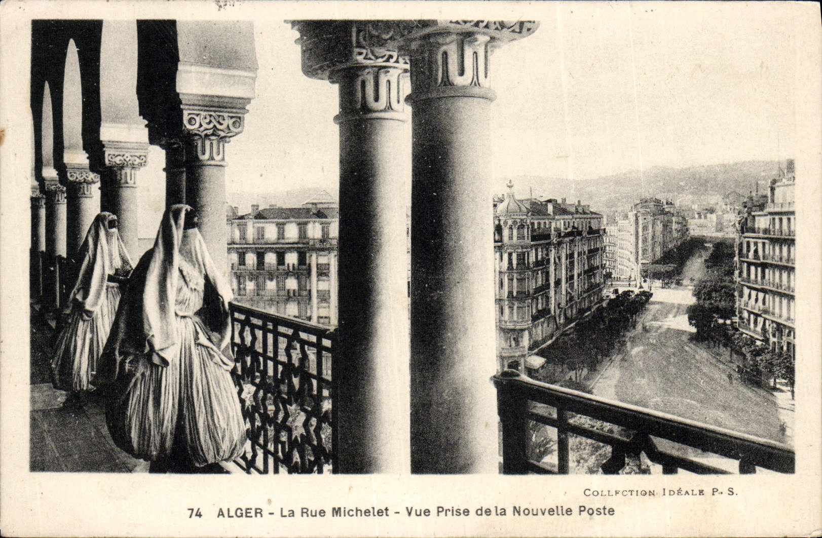 CPA Alger La Rue Michelet Vue Prise de la Nouvelle Poste Femmes