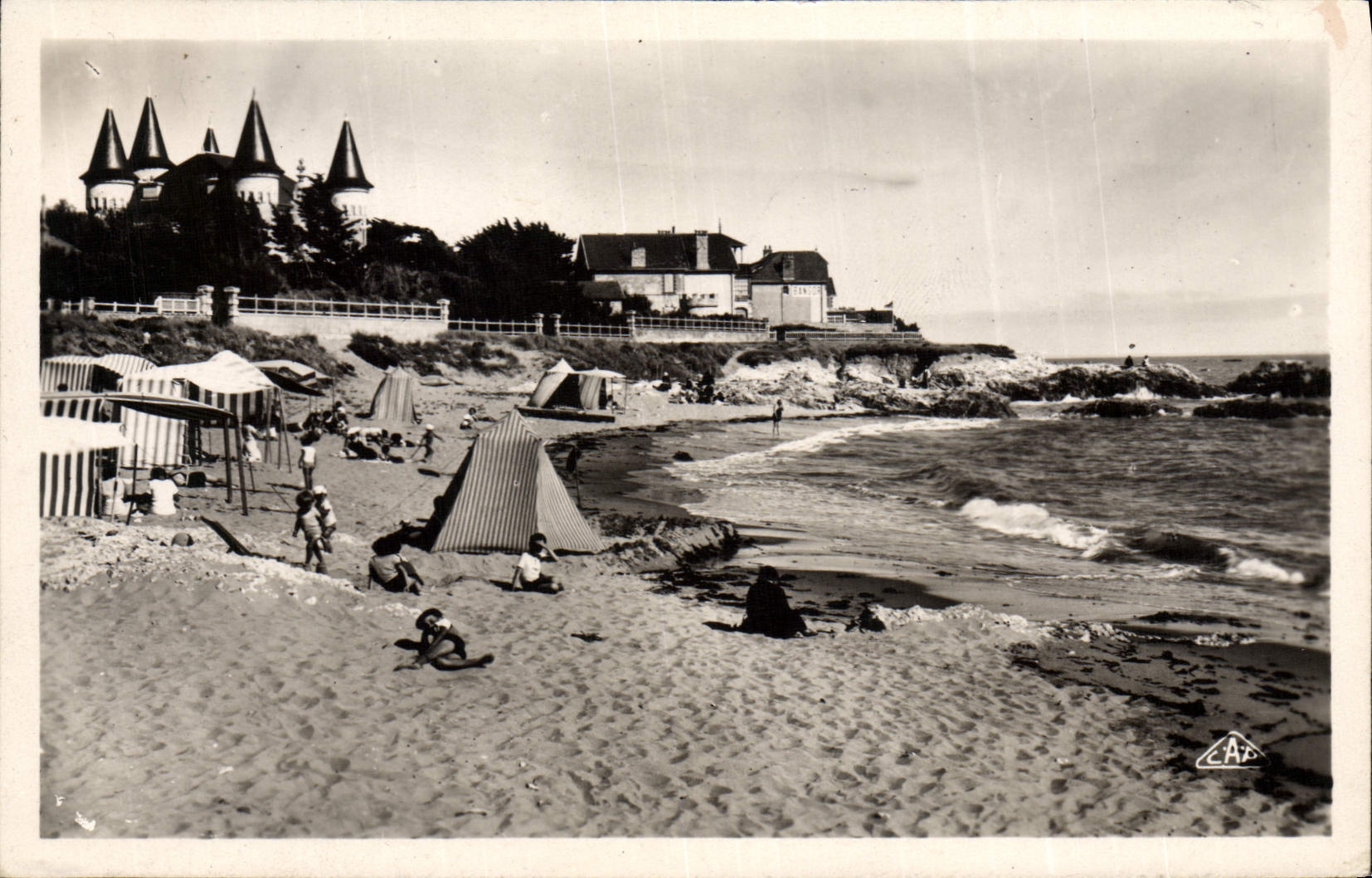 CPA Pornichet Chateau des Tourelles et la Plage Bonne Souroe