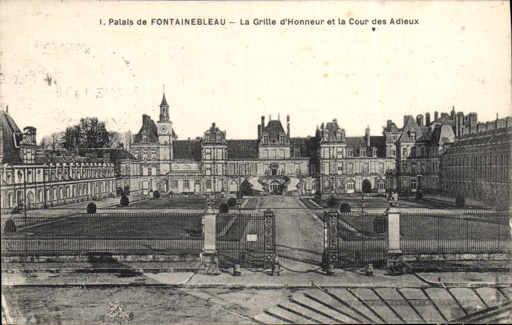 Schloss FONTAINEBLEAU — Das Ehrentor und der Abschiedsplatz