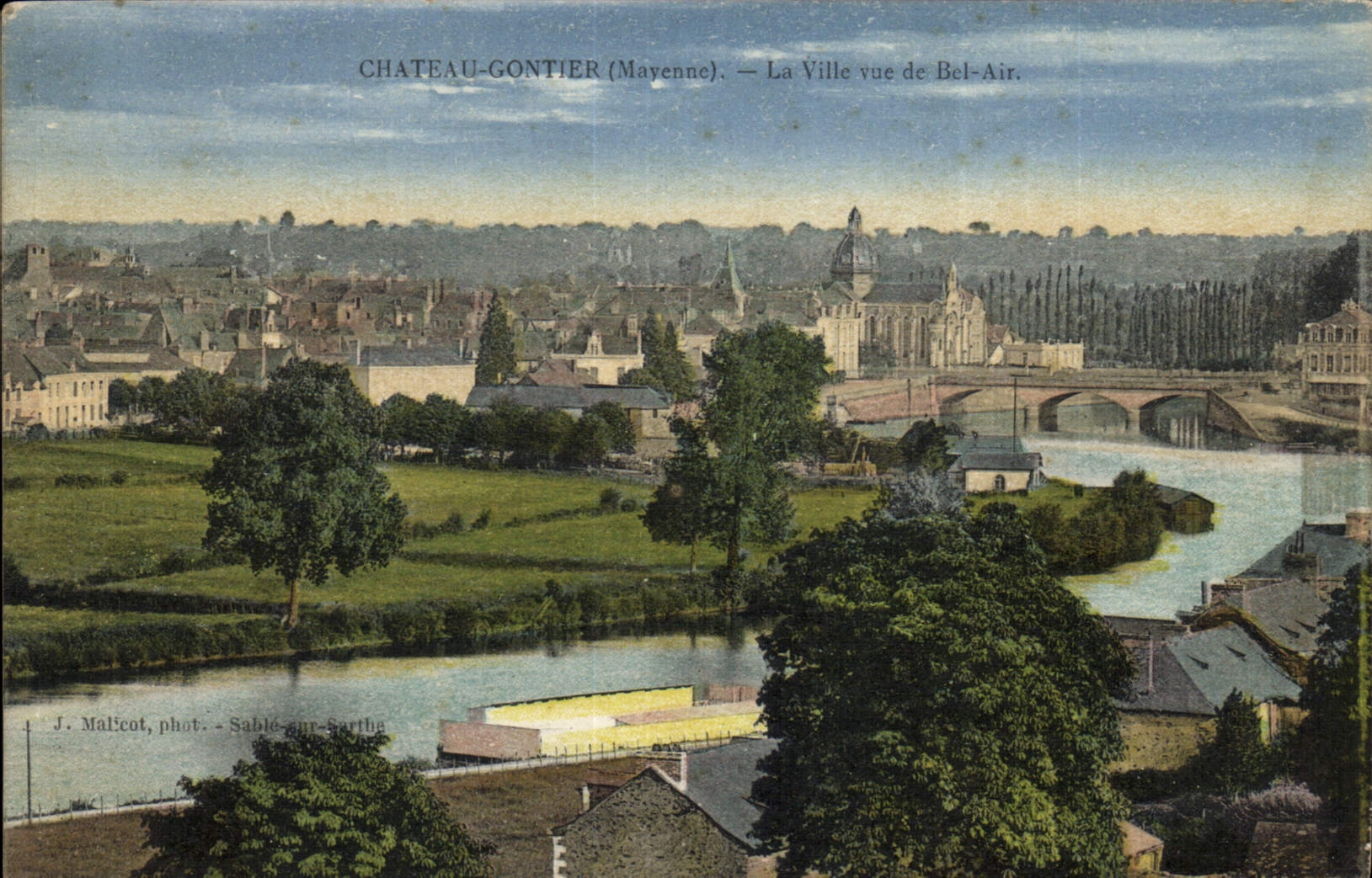 Château-Gaontier (Mayenne) — La Ville vue de Bel-Air — J. Malicot, phot. Sable-sur-Sarthe