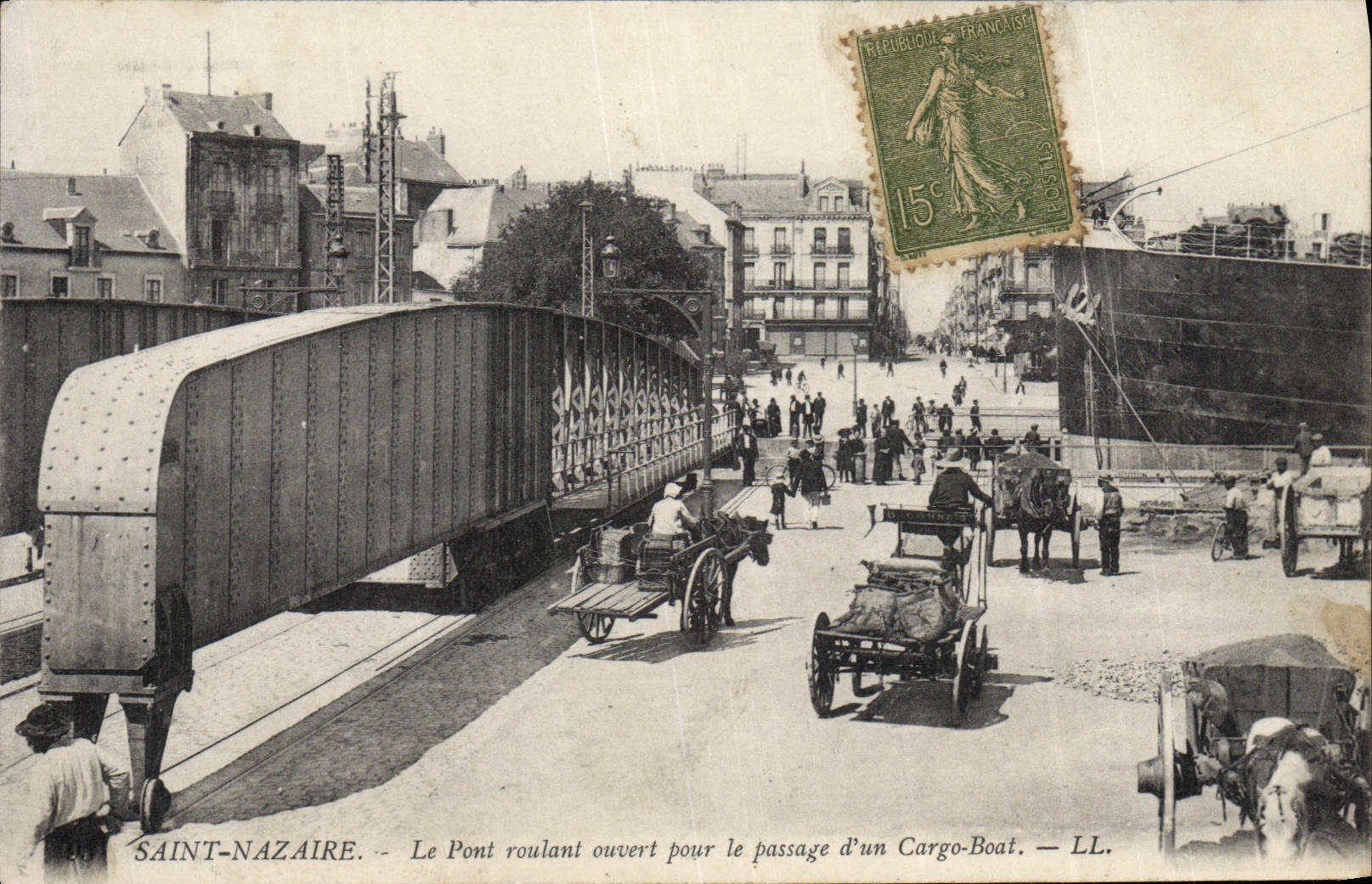 CPA Saint Nazaire Le Pont Roulant Ouvert Pour le Passage d'un cargo Boat 