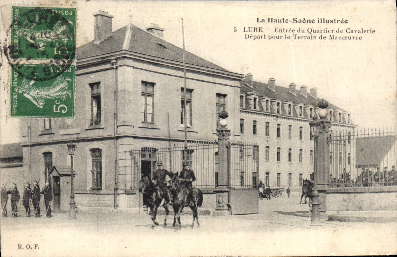 CPA Lure Entree Du Quartier de Cavalerie Depart pour le train de manoeuvre Militaria