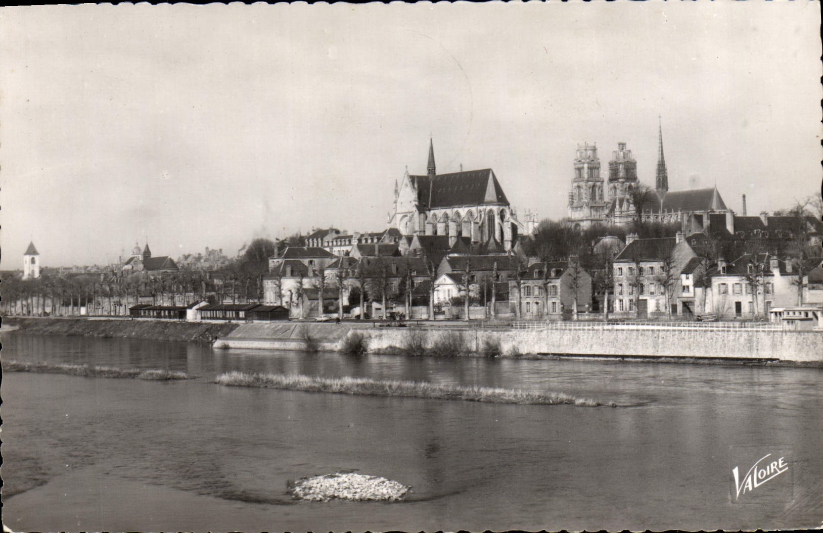 CPM Orleans Les Merveilles Du Val De Loire La Loire et le quai du Chatelet cathedrale Sainte Croix 