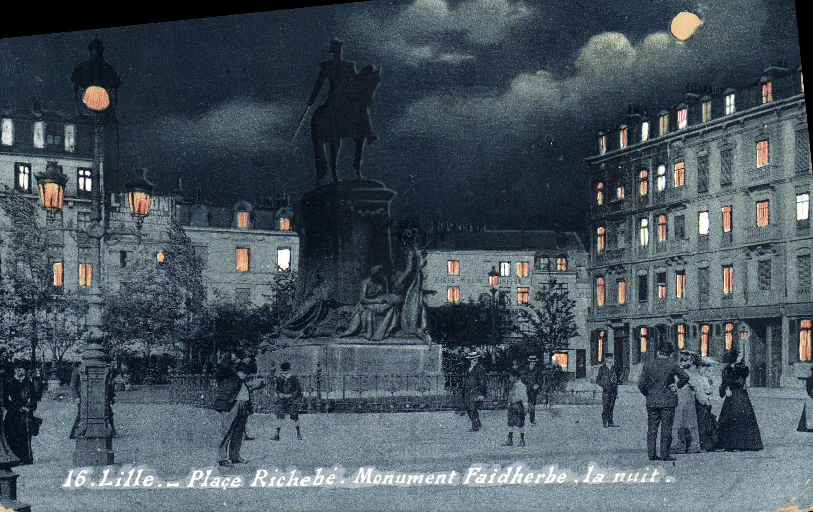 CPA Lille Place Richebe Monument Faidherbe la nuit 