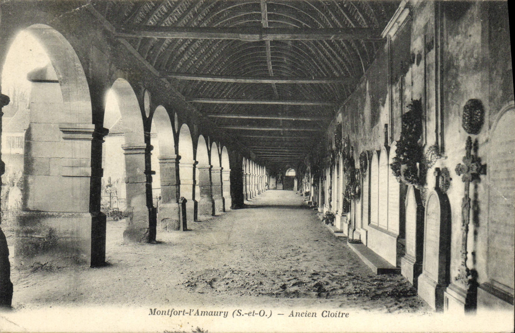 Montfort-l'Amaury (S.-et-O.) — Antiguo Claustro