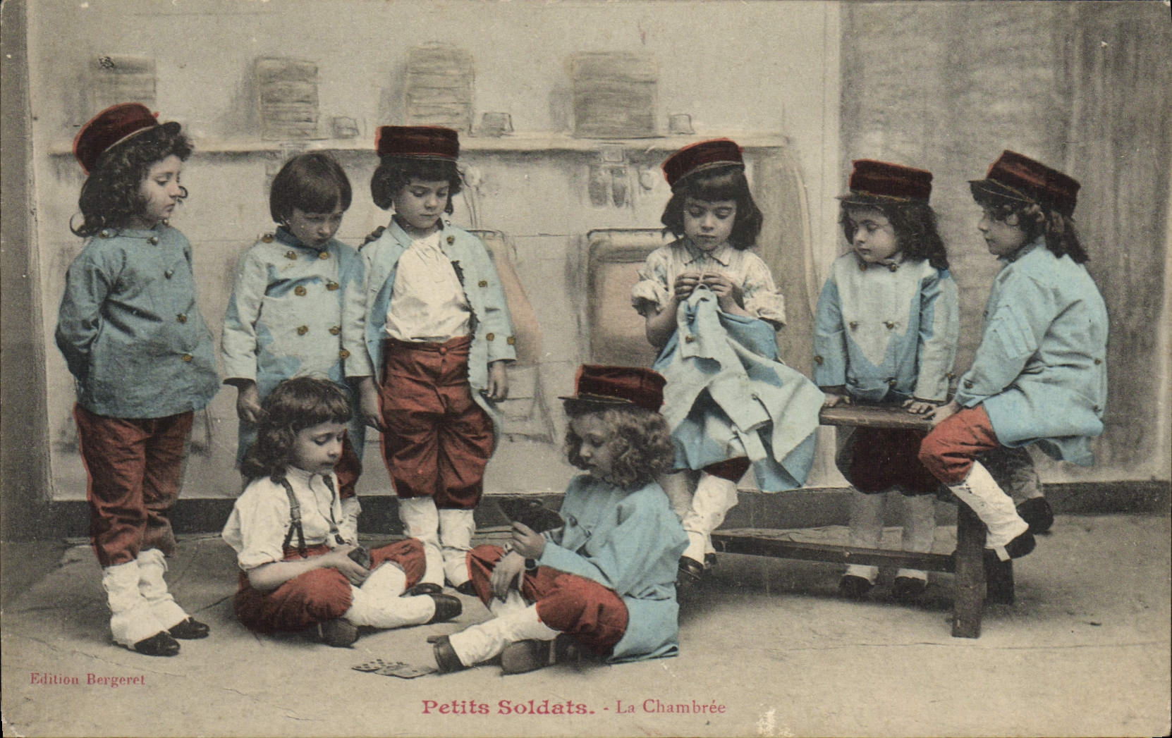 CPA Petits soldats La chambree Enfants