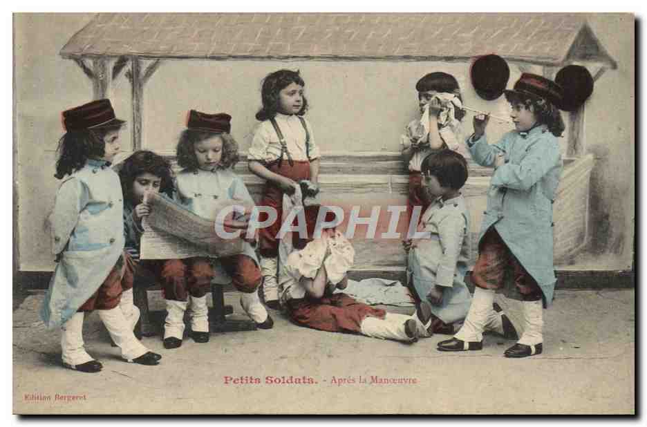CPA Petits soldats Apres la manoeuvre Militaria