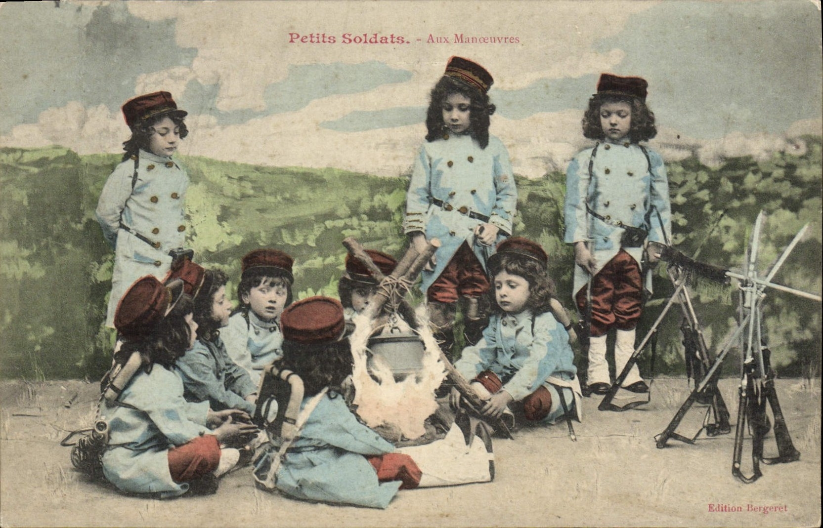 CPA Enfants Petits soldats militaria Aux manoeuvres