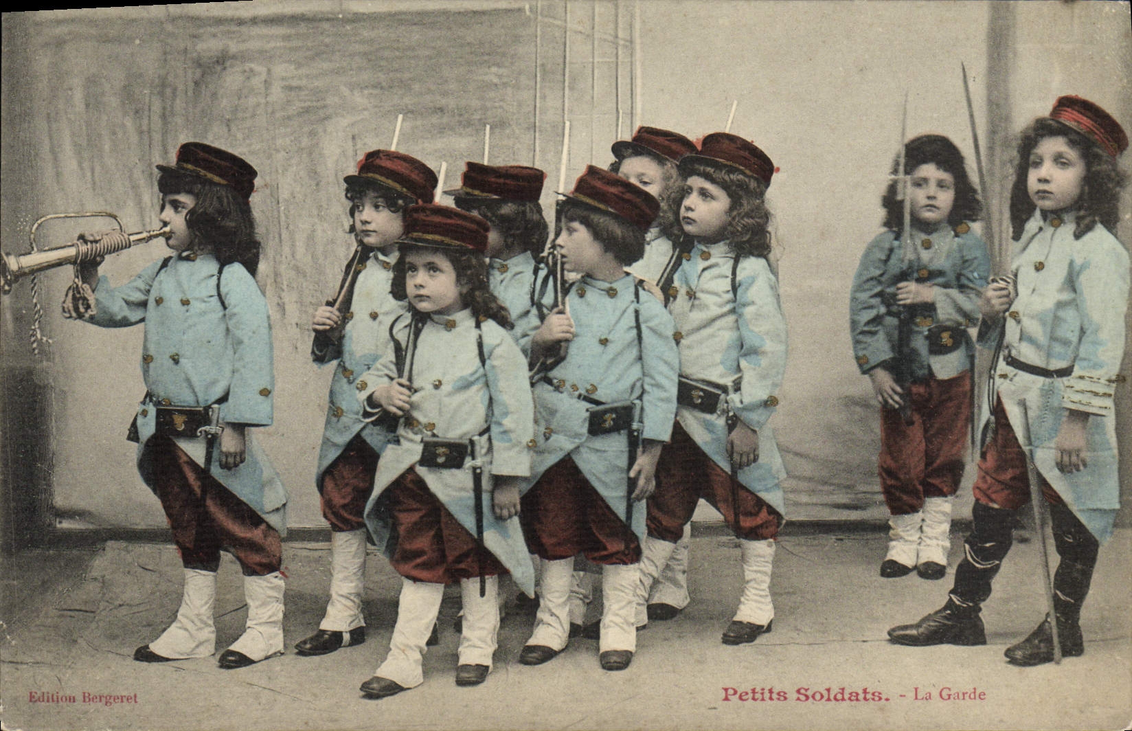 CPA Enfants Petits soldats Militaria La garde