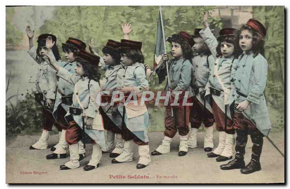 CPA Enfants Petits soldats Militaria En marche 
