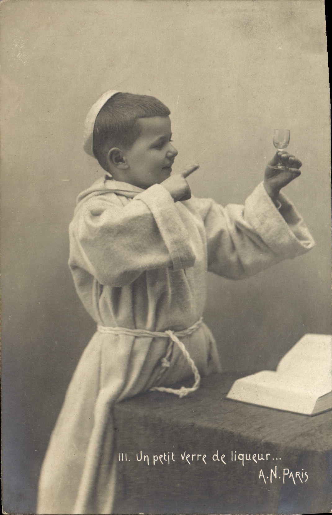 CPA Un Petit Verre de Liqueur Enfant