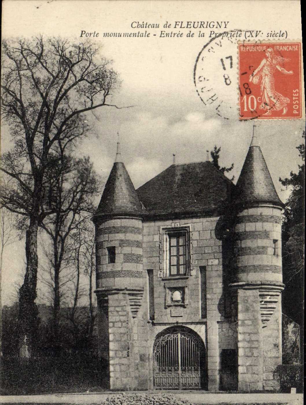 Château de FLEURIGNY — Porte monumentale - Entrée de la Propriété (XVe siècle) — éditeur non visible
