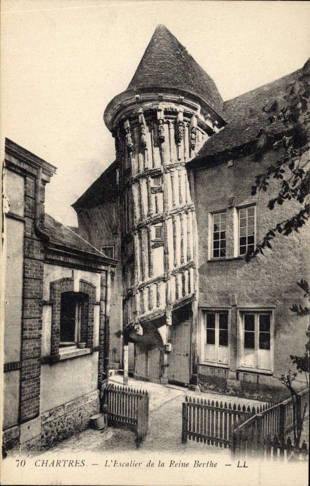 Chartres — L'Escalier de la Reine Berthe — LL