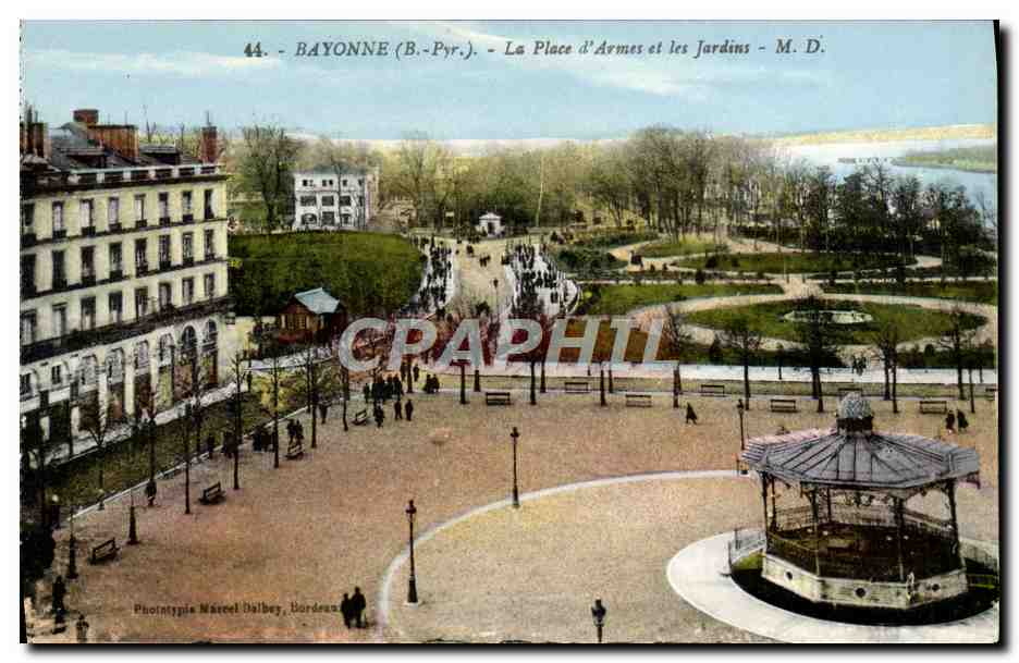 CPA Bayonne La place d'armes et les jardins