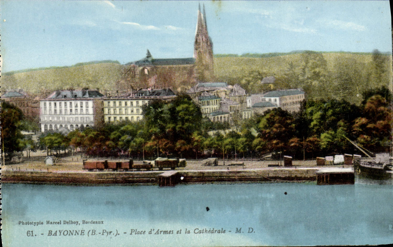 Bayonne (B-Pyr.) - Place d'Armes et la Cathédrale — Phototypie Marcel Delboy, Bordeaux, n°61