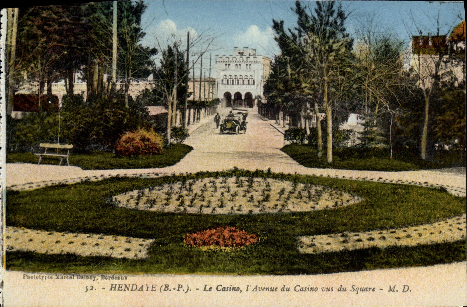 Hendaye (B.-P.) - Le Casino, l'Avenue du Casino vus du Square - M. D.