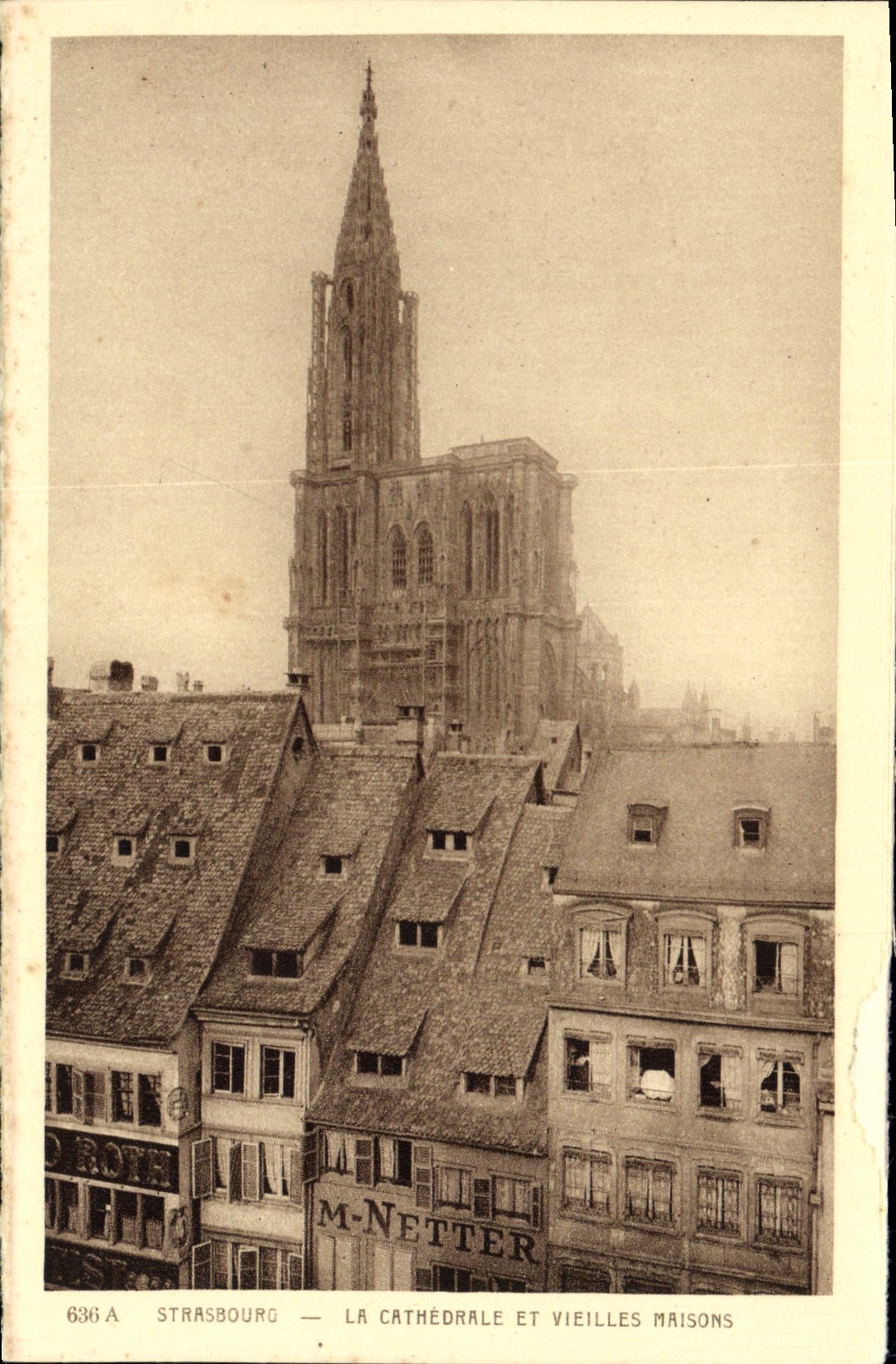 Strasbourg — La cathédrale et vieilles maisons — M. Netter