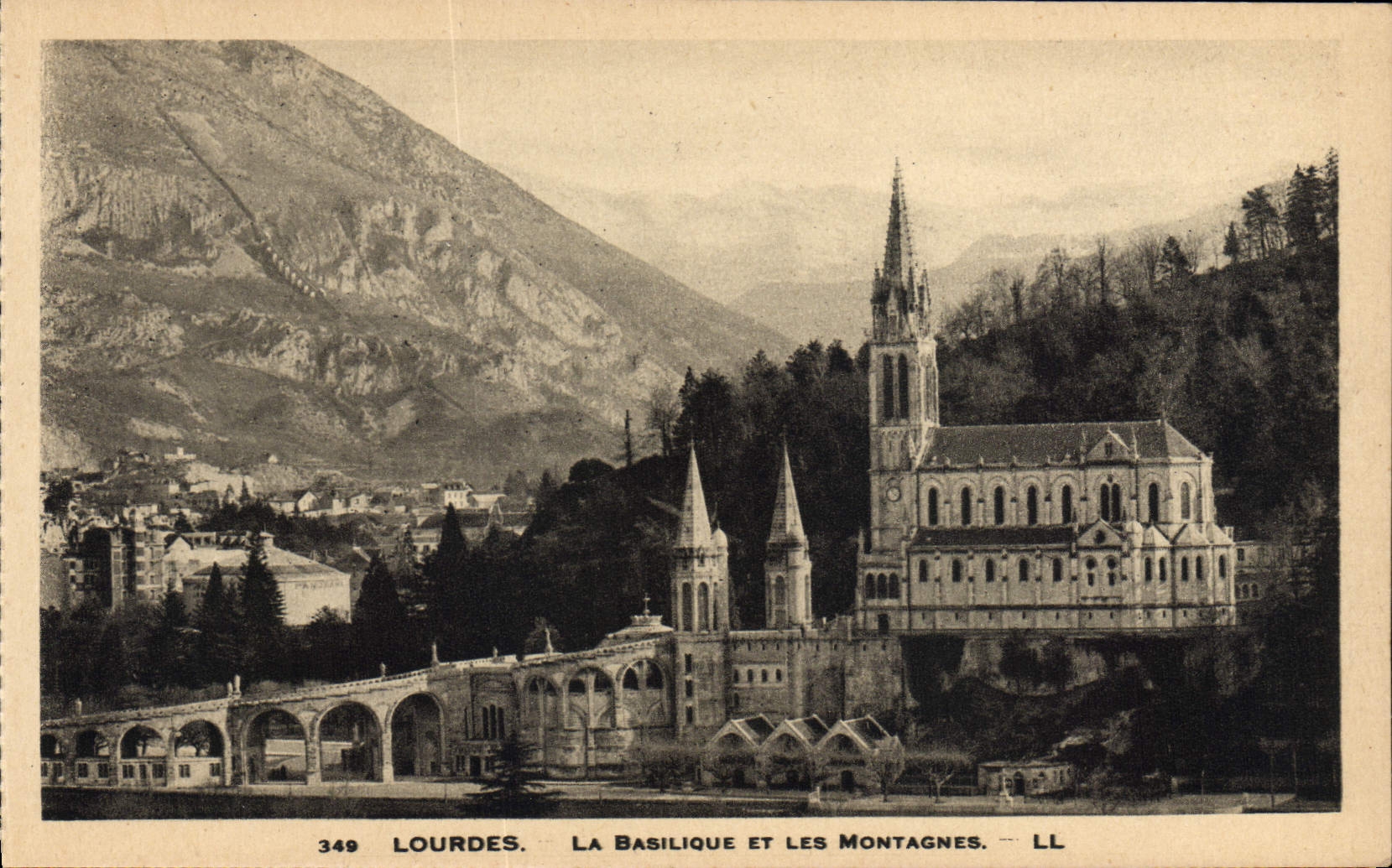 CPA Lourdes Vue Generale La Basilique Et Les montagnes