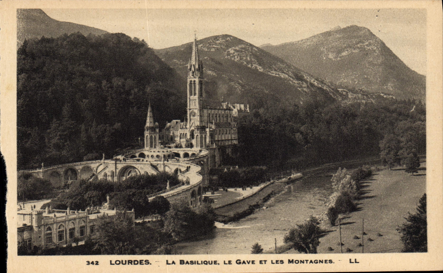 CPA Lourdes La Basilique Le Gave Et les Montagnes