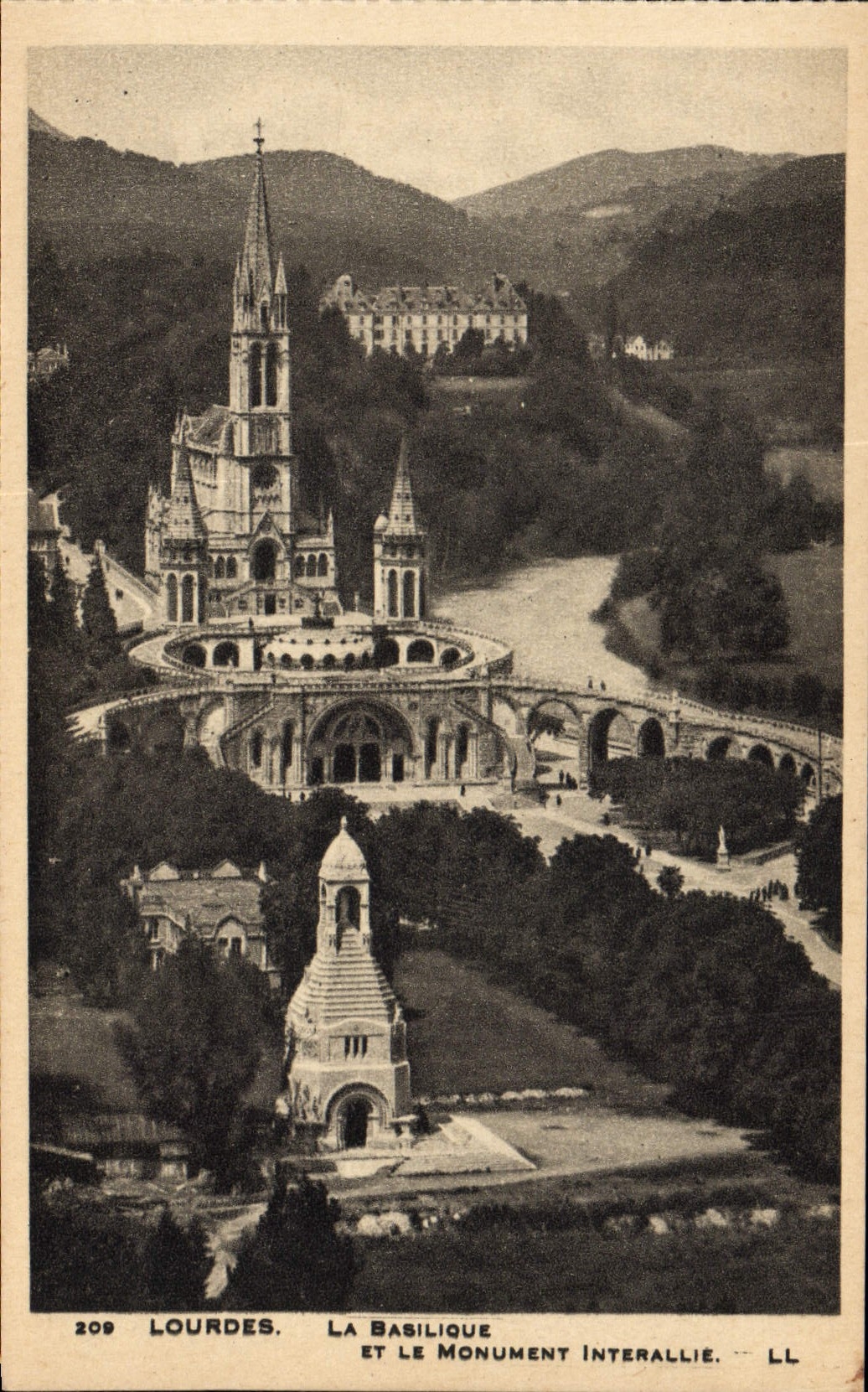 CPA Lourdes La Basilique et le monument interallie