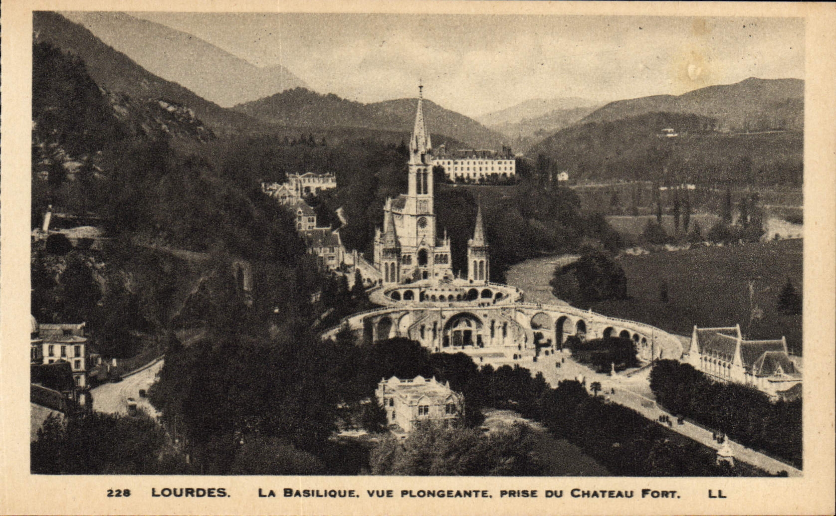 CPA Lourdes La Basilique Vue Plongeante Prise du chateau fort
