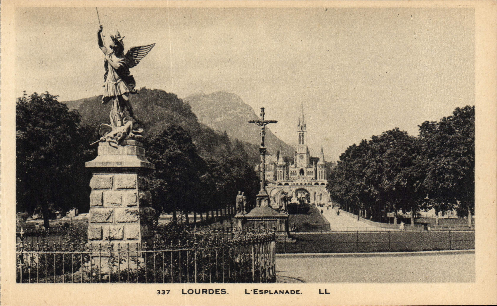 CPA Lourdes L'Esplanade